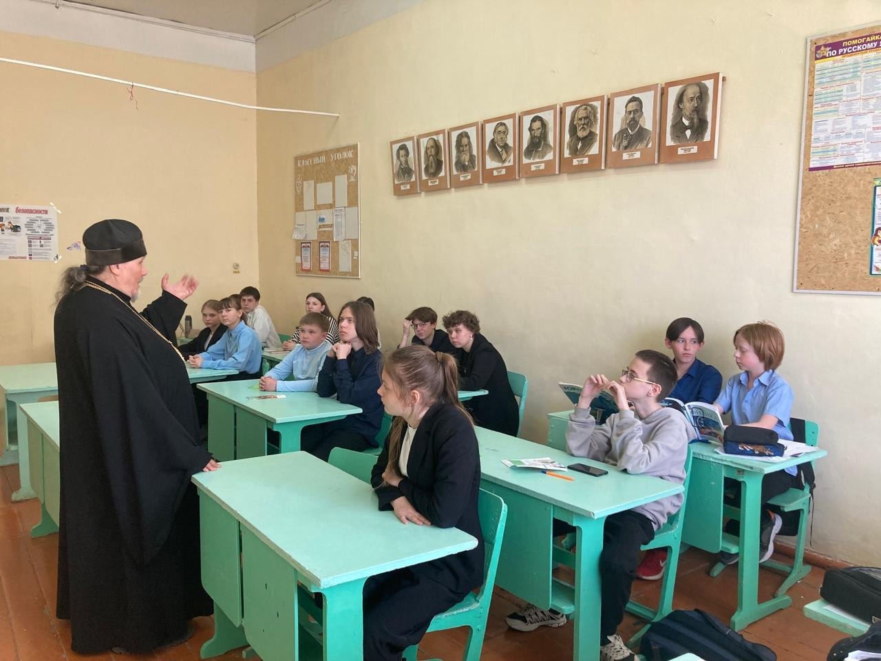 Фотография. Беседа с настоятелем Никольского храма.